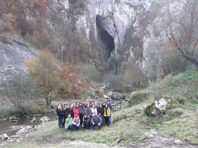 A szolcsvai búvópatak barlangja előtt